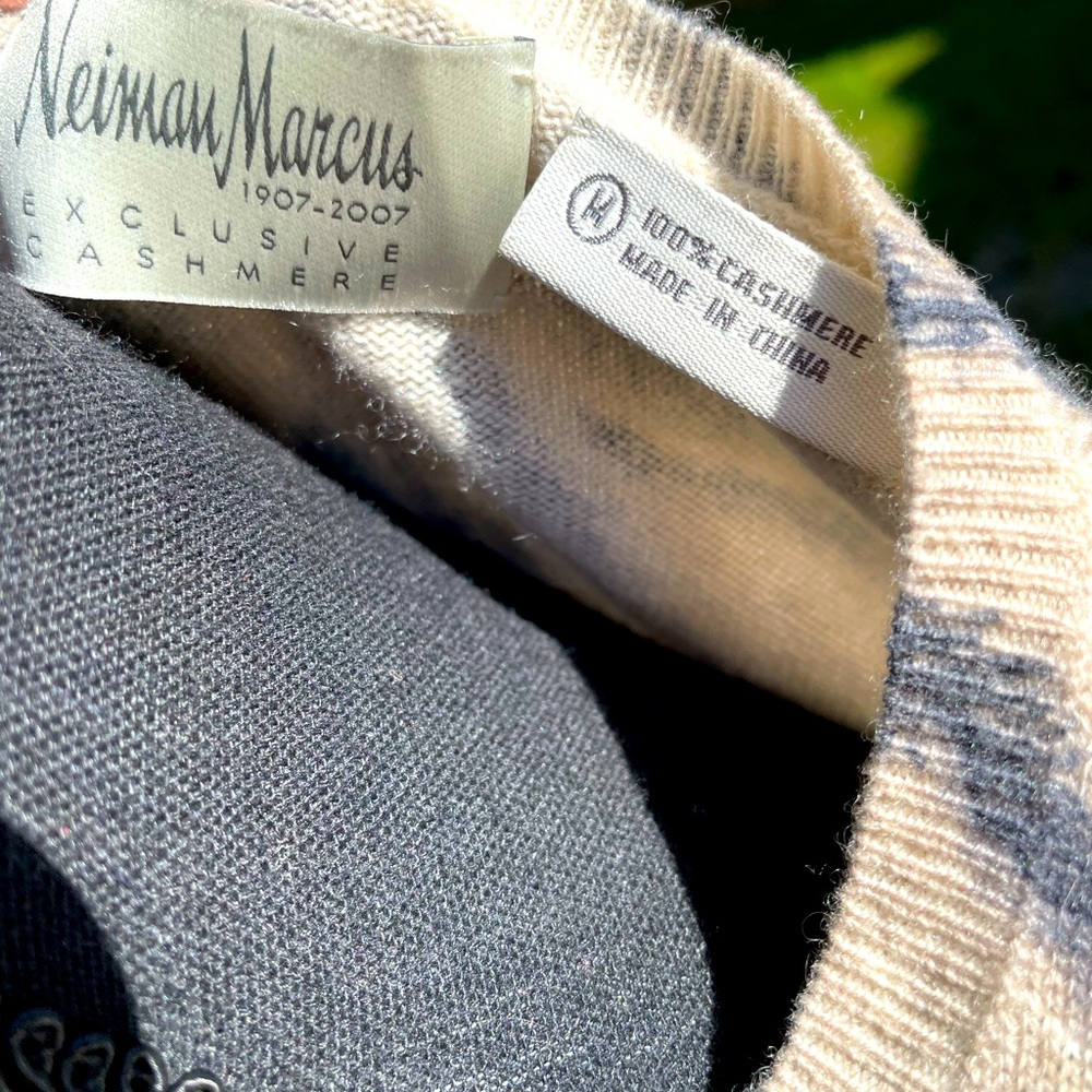 Neiman Marcus, Exclusive Collection Cashmere Cardigan, size M - Picture 3 of 3